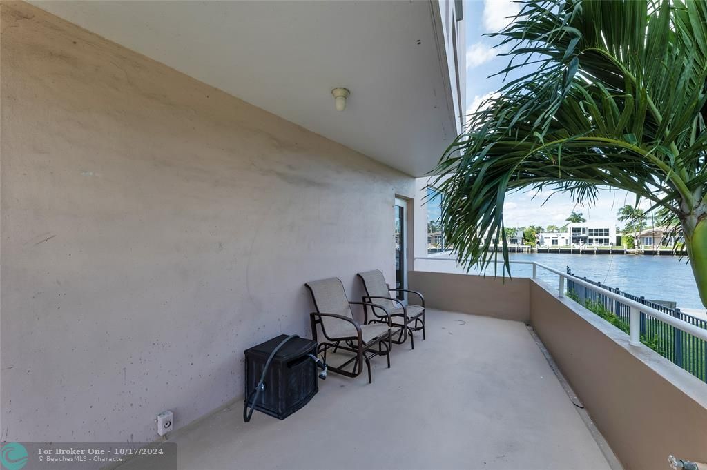 For Sale: $468,000 (1 beds, 2 baths, 1026 Square Feet)