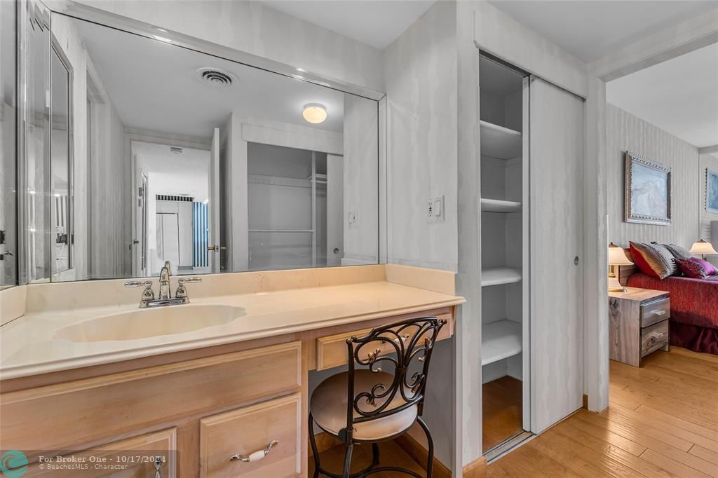 For Sale: $468,000 (1 beds, 2 baths, 1026 Square Feet)