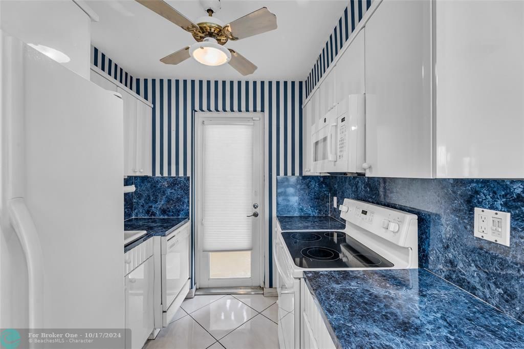 For Sale: $468,000 (1 beds, 2 baths, 1026 Square Feet)