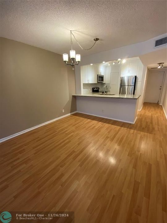 For Rent: $1,800 (1 beds, 1 baths, 645 Square Feet)