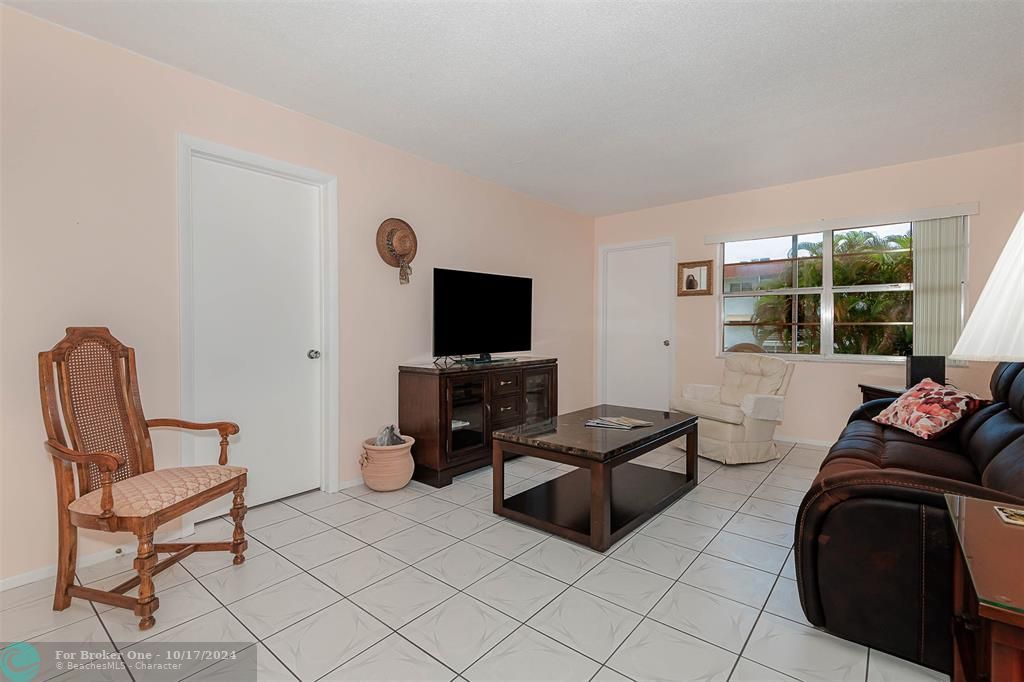 For Sale: $118,000 (2 beds, 2 baths, 930 Square Feet)