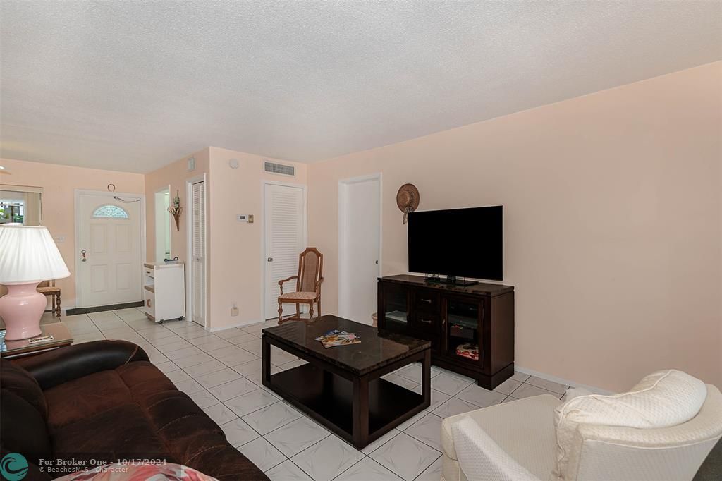 For Sale: $118,000 (2 beds, 2 baths, 930 Square Feet)