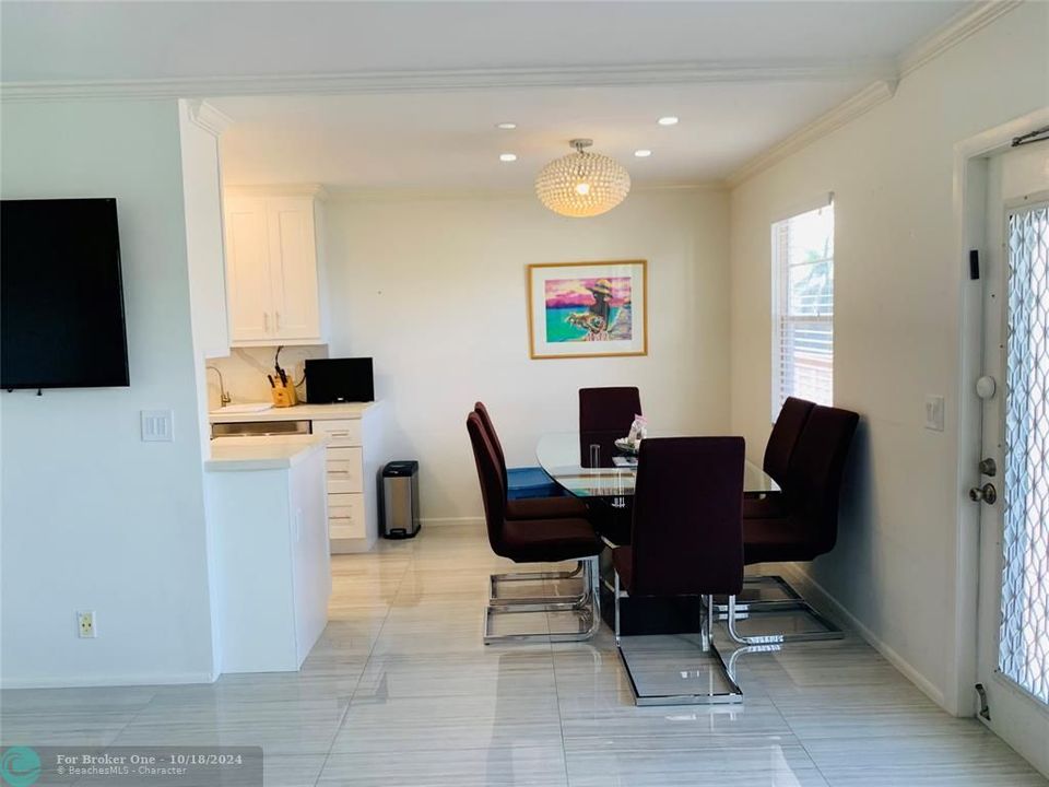 For Rent: $2,100 (2 beds, 1 baths, 861 Square Feet)