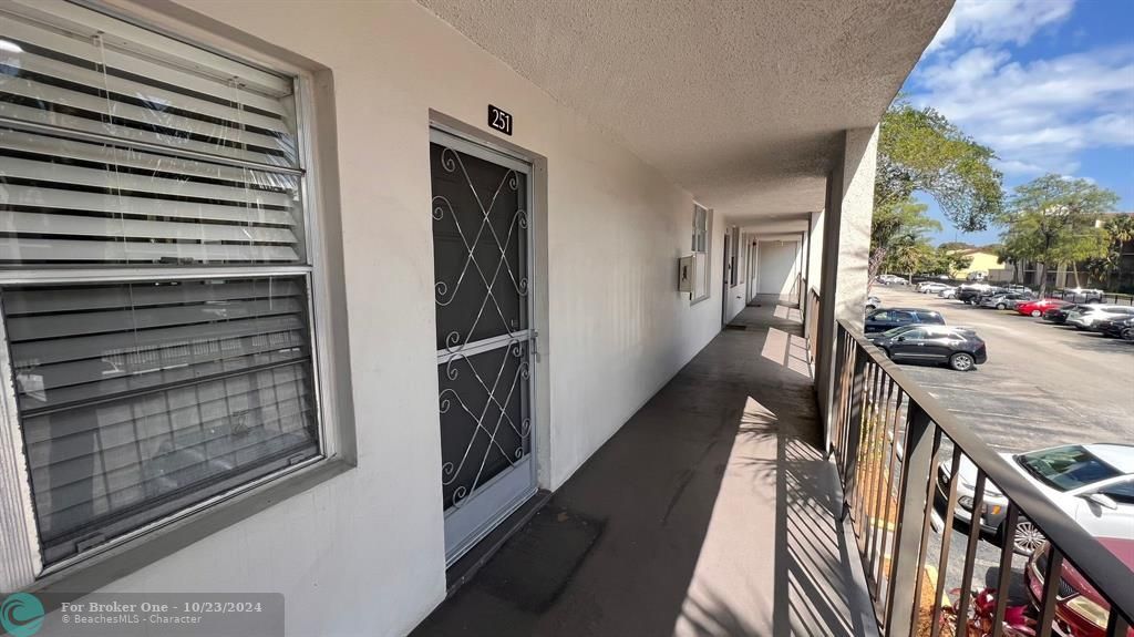 For Sale: $112,000 (1 beds, 1 baths, 705 Square Feet)