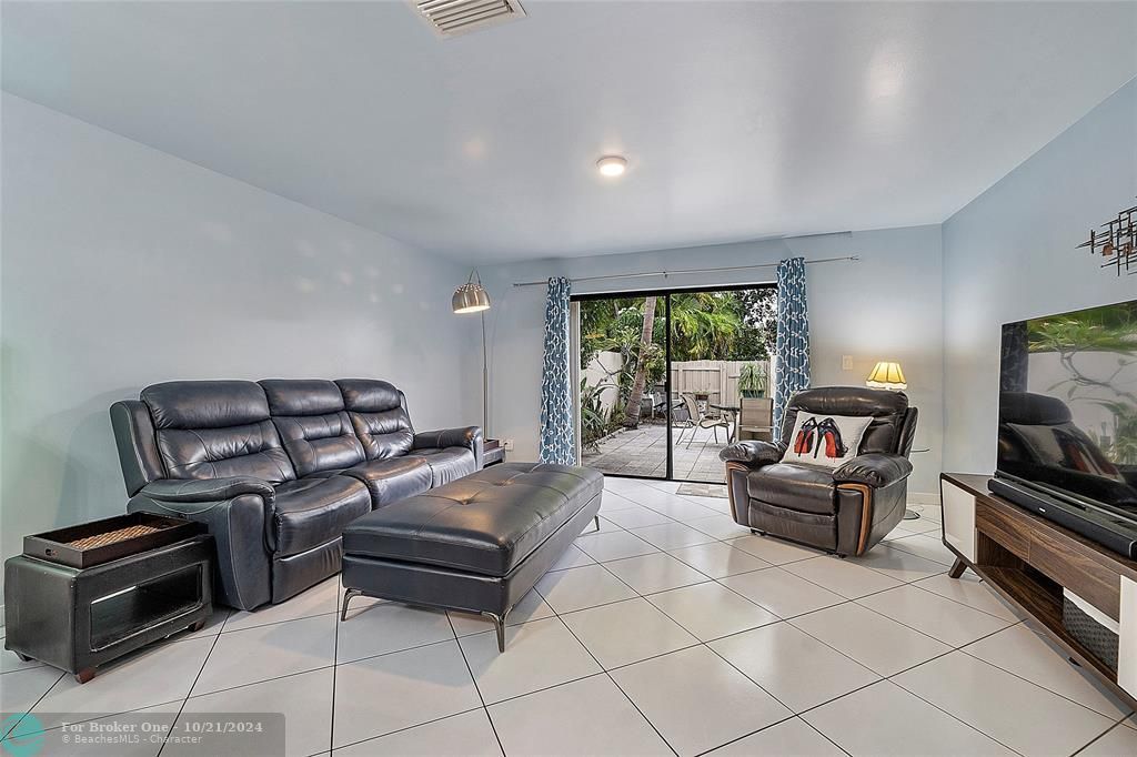 For Sale: $300,000 (2 beds, 1 baths, 978 Square Feet)