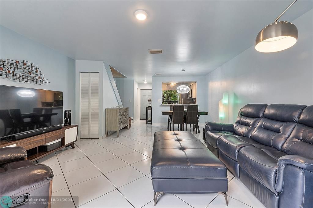 For Sale: $300,000 (2 beds, 1 baths, 978 Square Feet)