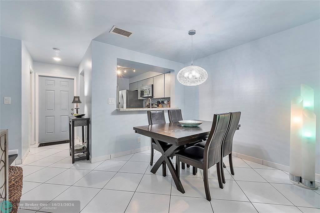 For Sale: $300,000 (2 beds, 1 baths, 978 Square Feet)