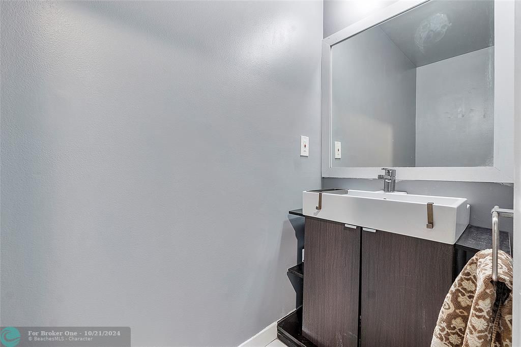 For Sale: $300,000 (2 beds, 1 baths, 978 Square Feet)