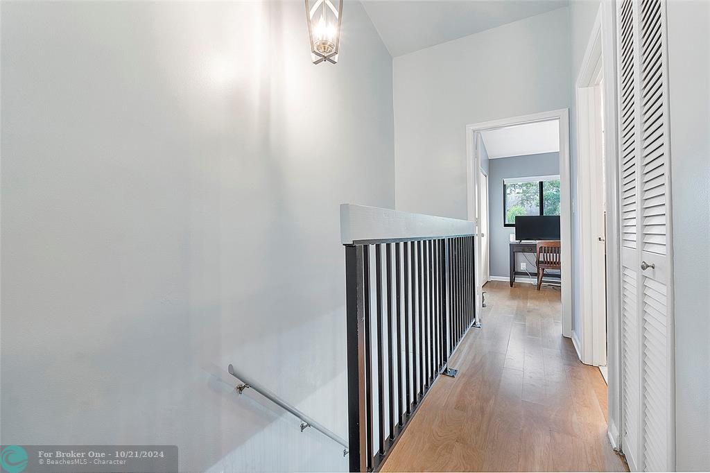 For Sale: $300,000 (2 beds, 1 baths, 978 Square Feet)