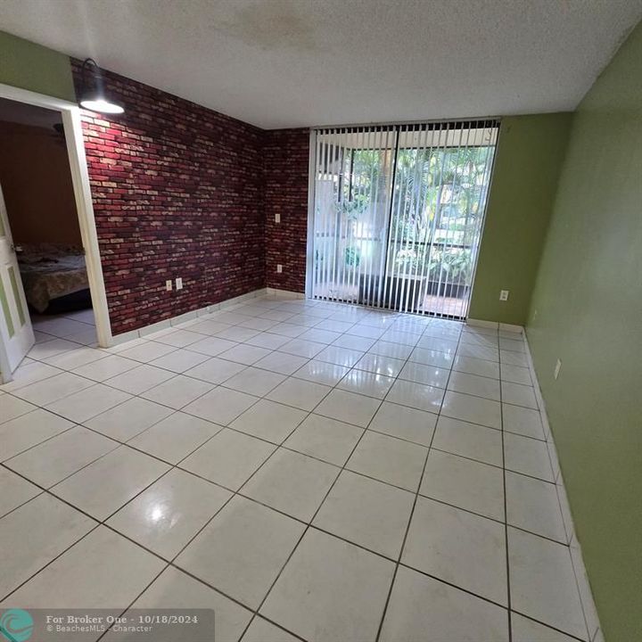 For Rent: $2,100 (2 beds, 2 baths, 970 Square Feet)