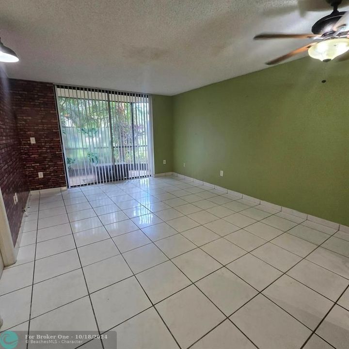 For Rent: $2,100 (2 beds, 2 baths, 970 Square Feet)