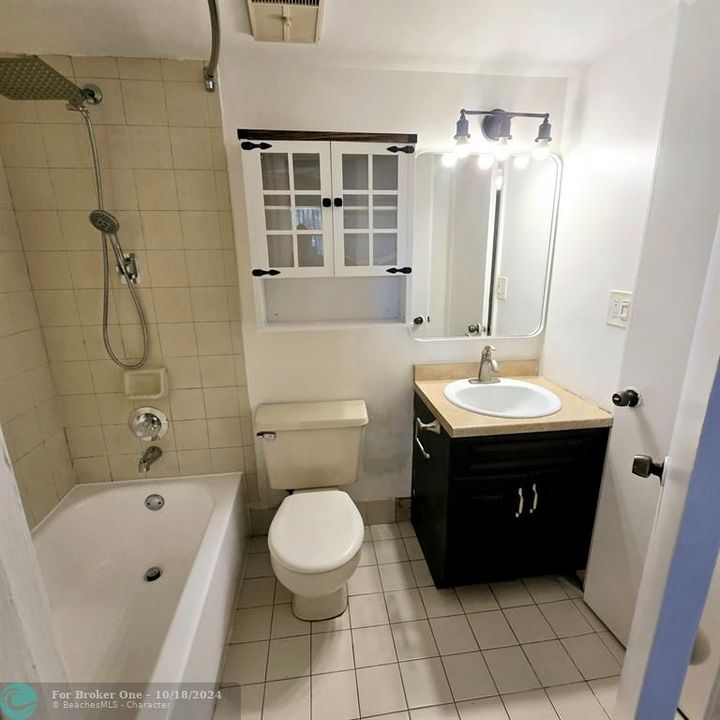 For Rent: $2,100 (2 beds, 2 baths, 970 Square Feet)