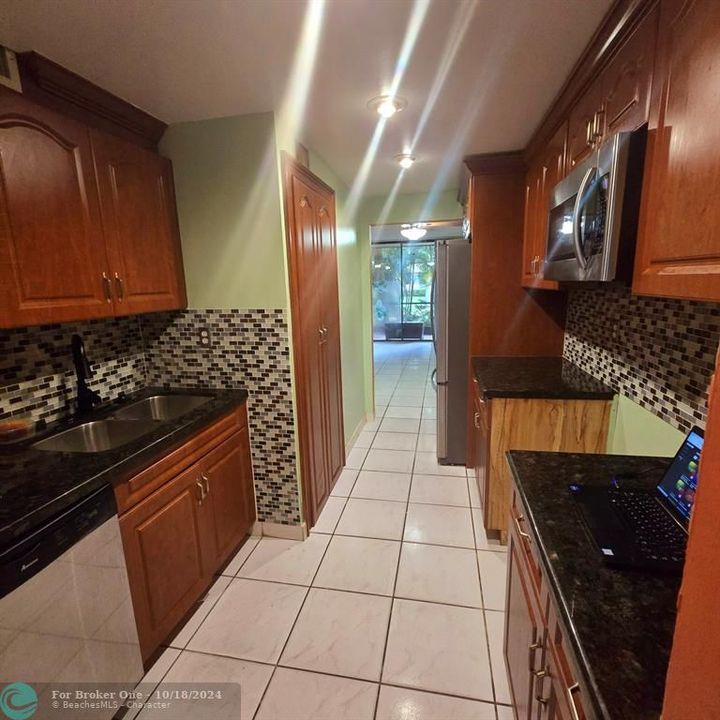 For Rent: $2,100 (2 beds, 2 baths, 970 Square Feet)