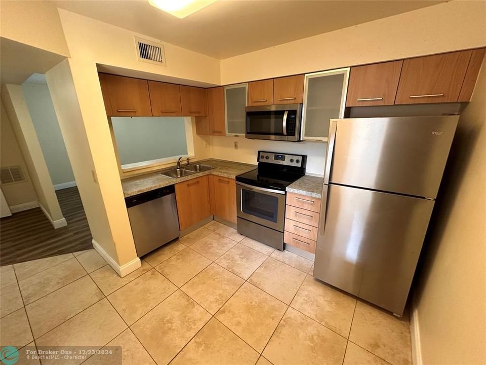 Active With Contract: $2,200 (2 beds, 2 baths, 1097 Square Feet)