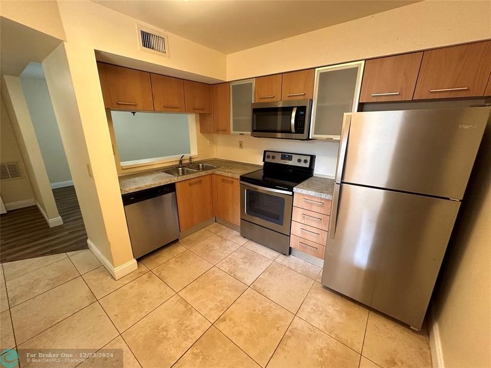 Active With Contract: $2,200 (2 beds, 2 baths, 1097 Square Feet)