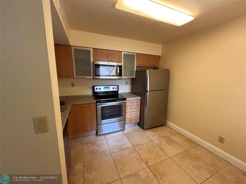 Active With Contract: $2,200 (2 beds, 2 baths, 1097 Square Feet)