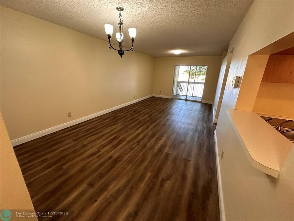 Active With Contract: $2,200 (2 beds, 2 baths, 1097 Square Feet)