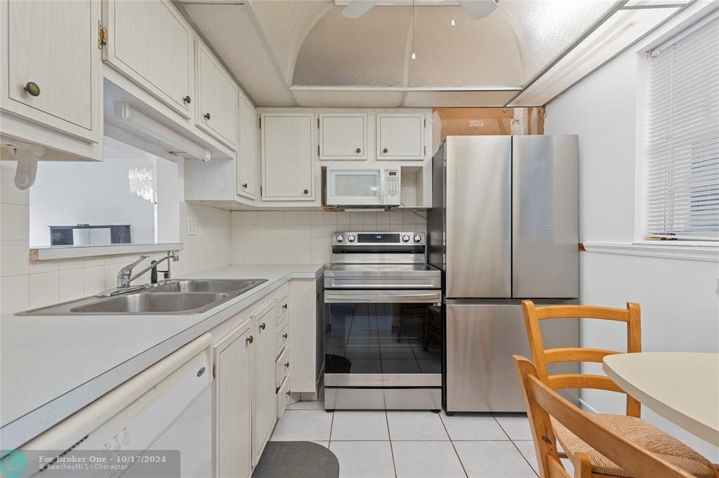 For Sale: $84,900 (1 beds, 1 baths, 684 Square Feet)