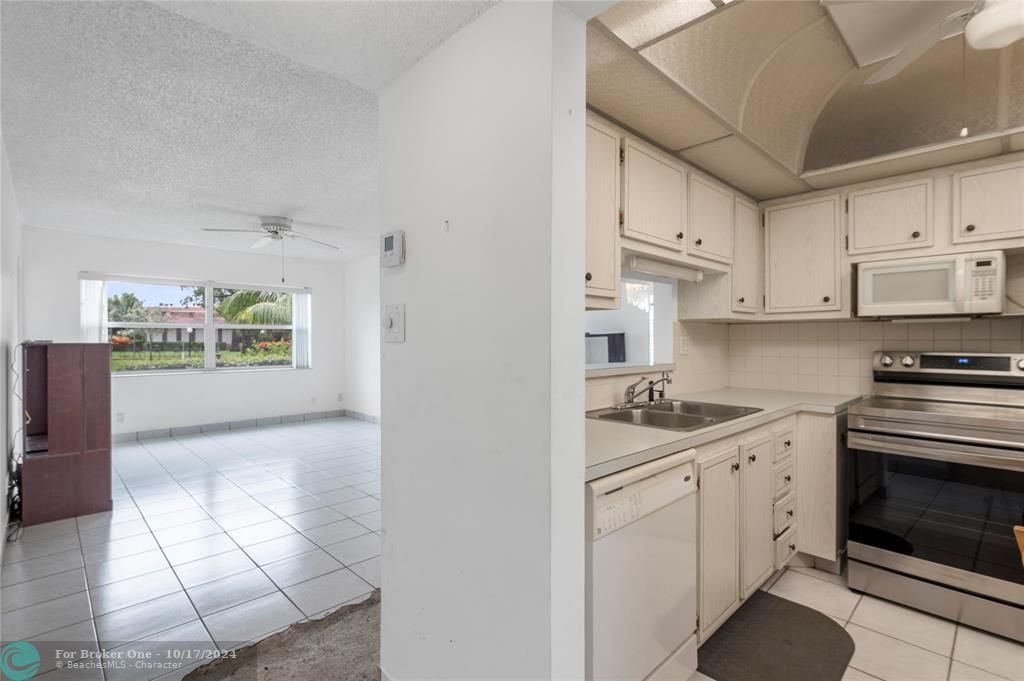 For Sale: $84,900 (1 beds, 1 baths, 684 Square Feet)