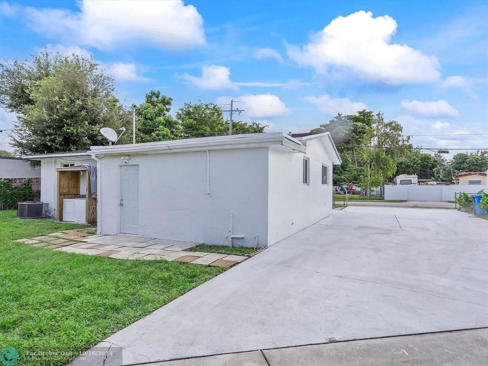 For Sale: $585,000 (4 beds, 2 baths, 1300 Square Feet)