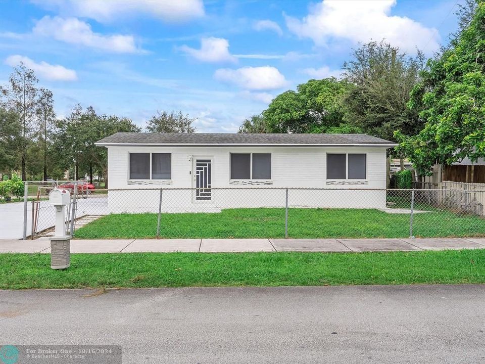 For Sale: $585,000 (4 beds, 2 baths, 1300 Square Feet)