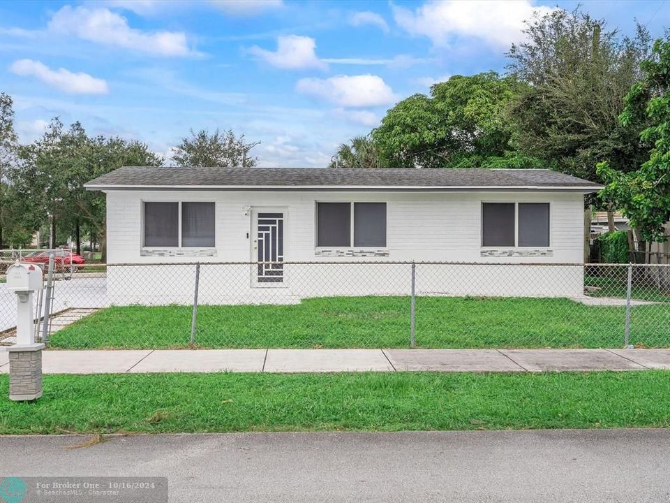 For Sale: $585,000 (4 beds, 2 baths, 1300 Square Feet)