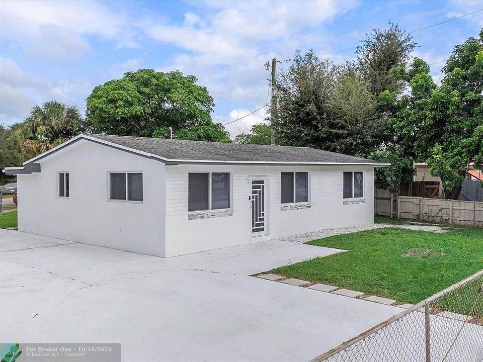 For Sale: $585,000 (4 beds, 2 baths, 1300 Square Feet)