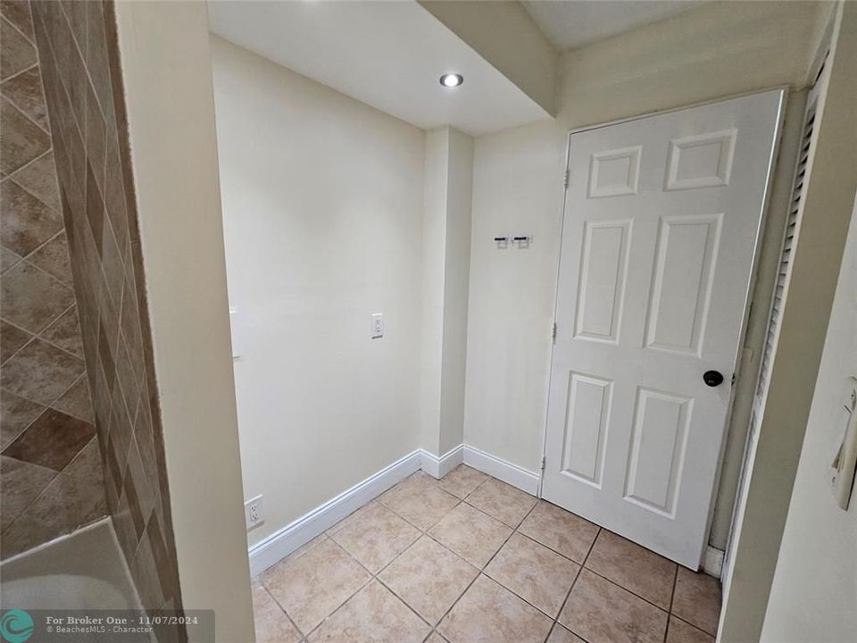 For Sale: $180,000 (1 beds, 1 baths, 840 Square Feet)