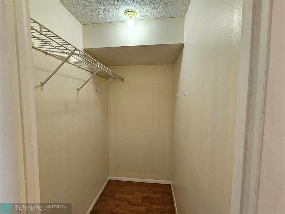 For Sale: $180,000 (1 beds, 1 baths, 840 Square Feet)