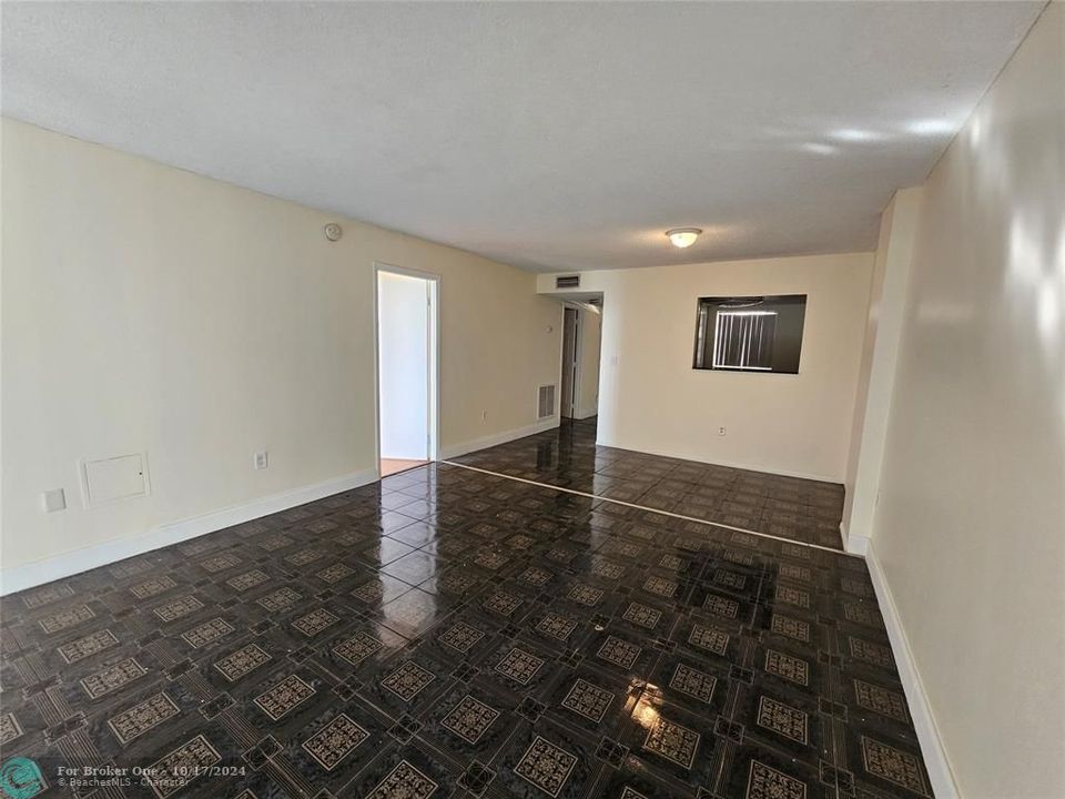 For Sale: $180,000 (1 beds, 1 baths, 840 Square Feet)