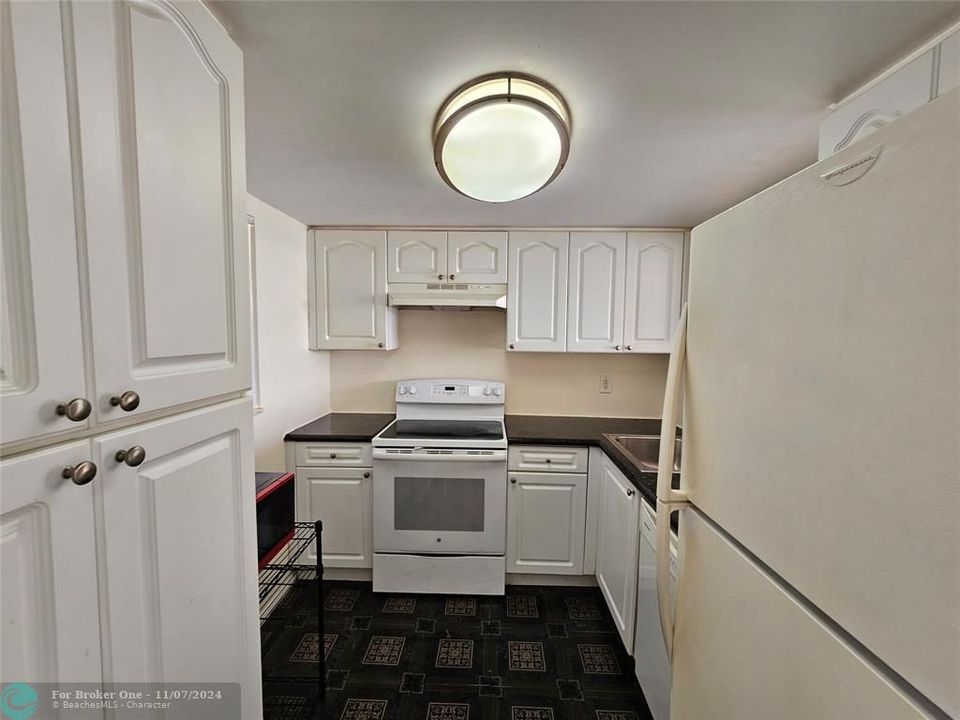 For Sale: $180,000 (1 beds, 1 baths, 840 Square Feet)