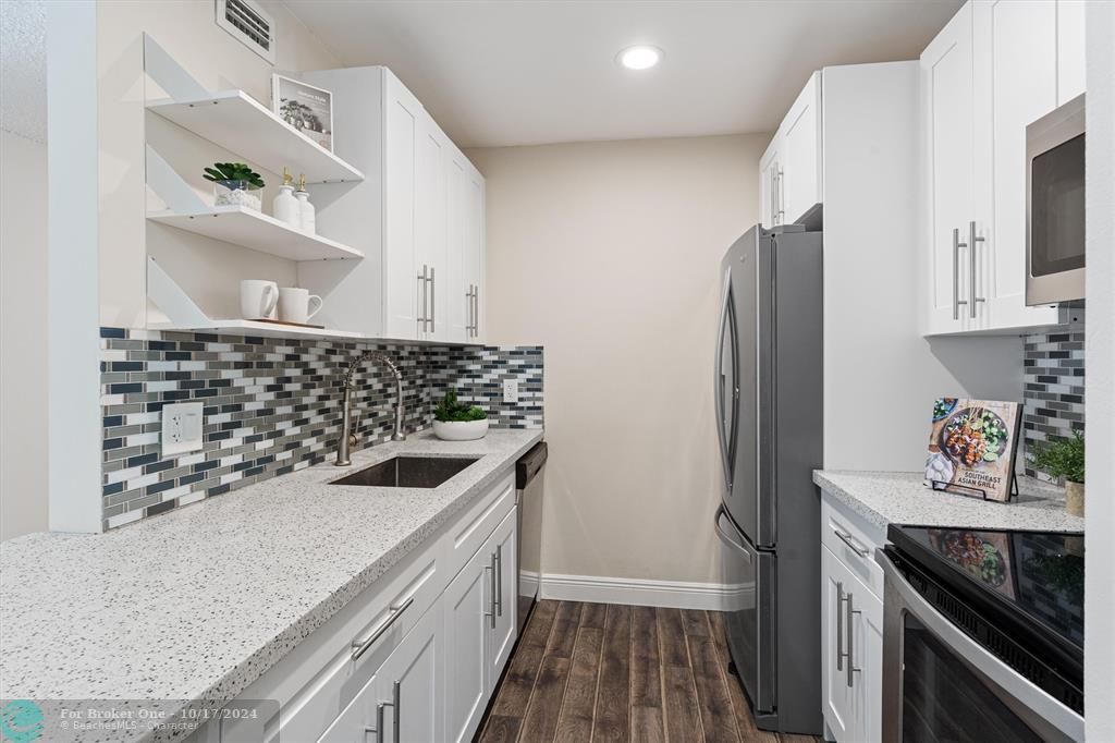 For Sale: $269,000 (2 beds, 2 baths, 975 Square Feet)