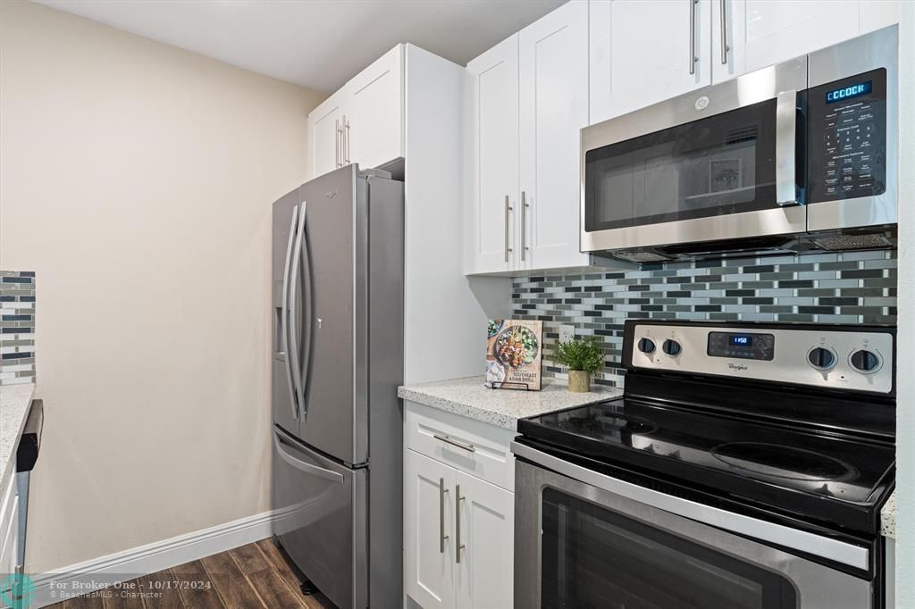 For Sale: $269,000 (2 beds, 2 baths, 975 Square Feet)