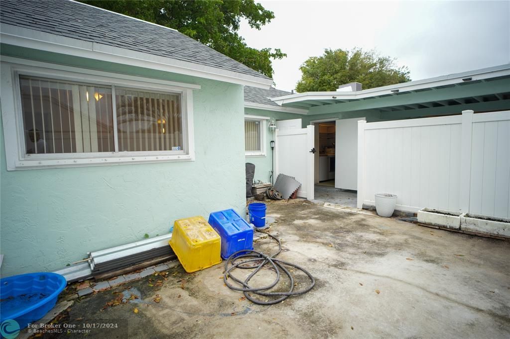 For Sale: $325,000 (3 beds, 2 baths, 1039 Square Feet)