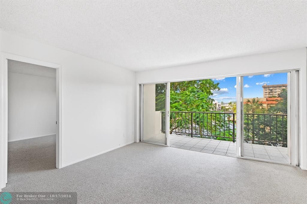 For Sale: $297,500 (2 beds, 2 baths, 1070 Square Feet)