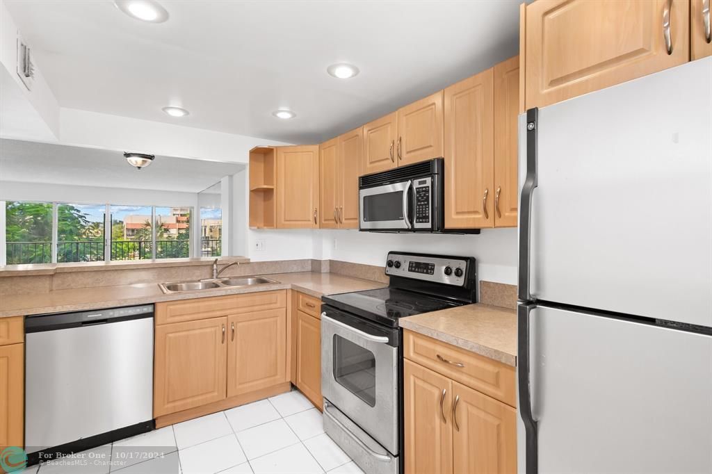 For Sale: $297,500 (2 beds, 2 baths, 1070 Square Feet)