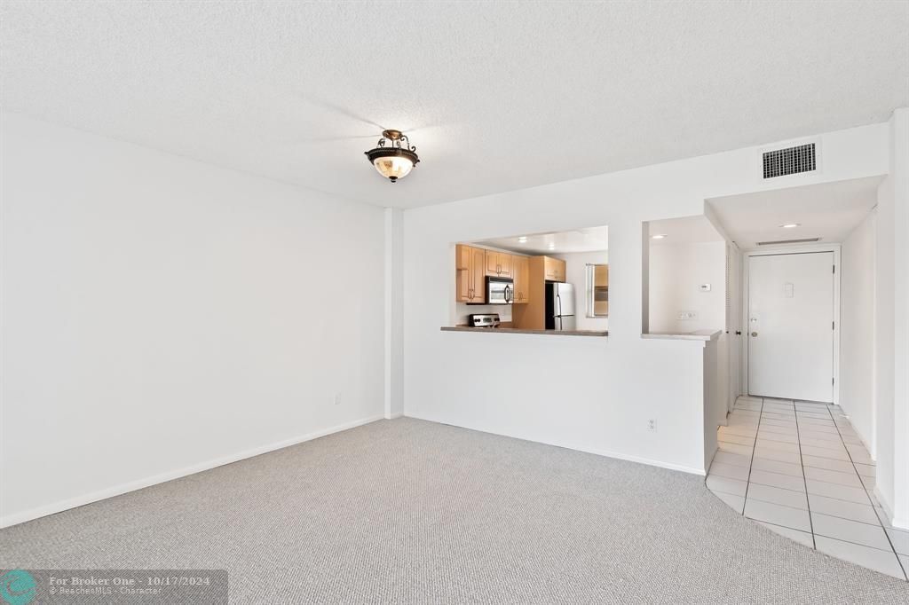 For Sale: $297,500 (2 beds, 2 baths, 1070 Square Feet)