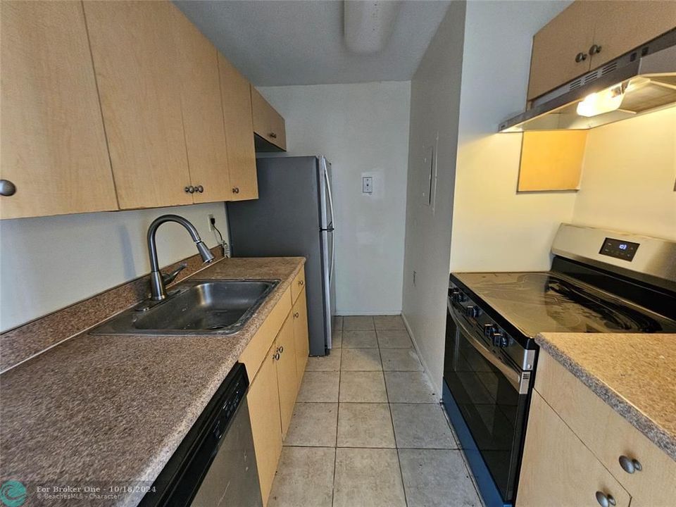 For Sale: $175,000 (2 beds, 1 baths, 708 Square Feet)