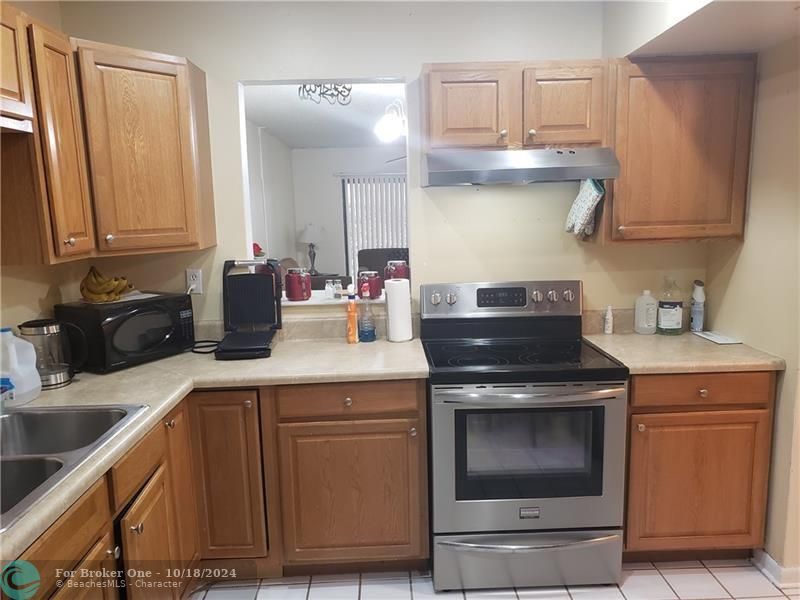 For Rent: $2,200 (2 beds, 2 baths, 980 Square Feet)