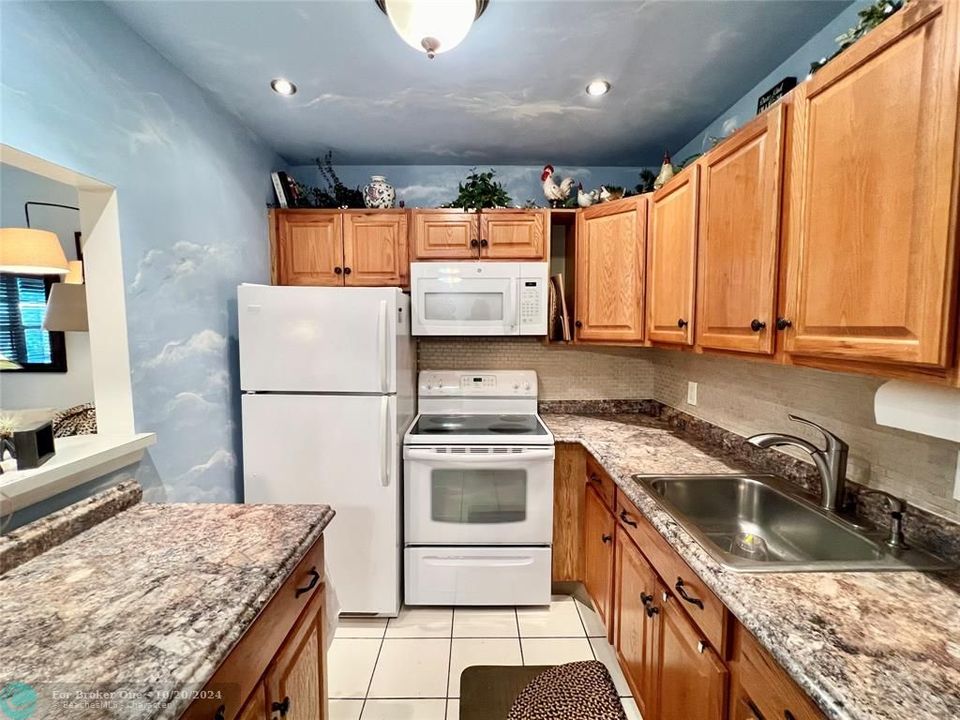 For Sale: $119,900 (1 beds, 1 baths, 595 Square Feet)