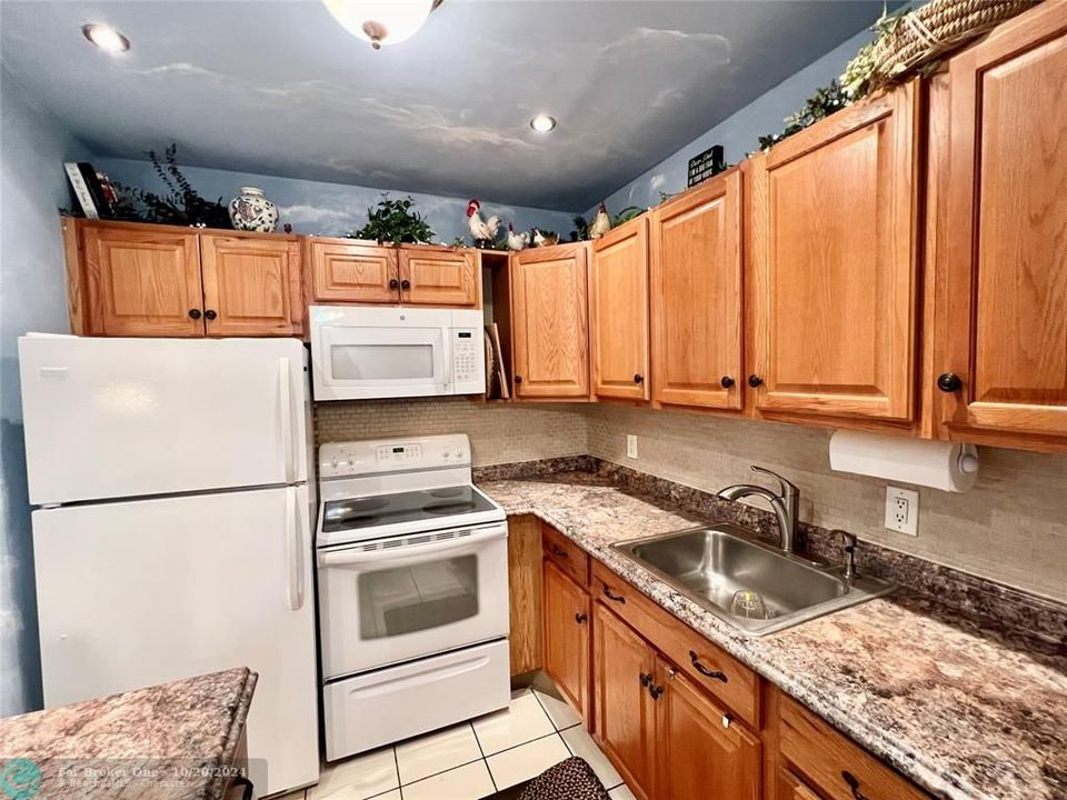 For Sale: $119,900 (1 beds, 1 baths, 595 Square Feet)