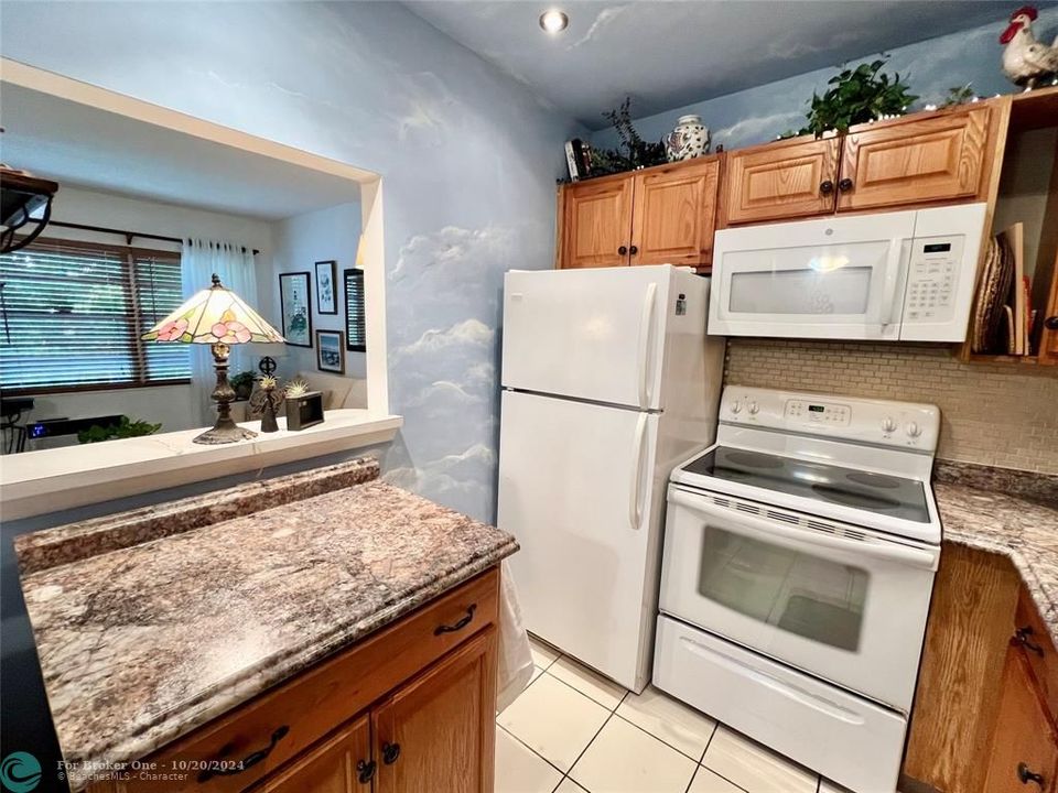 For Sale: $119,900 (1 beds, 1 baths, 595 Square Feet)