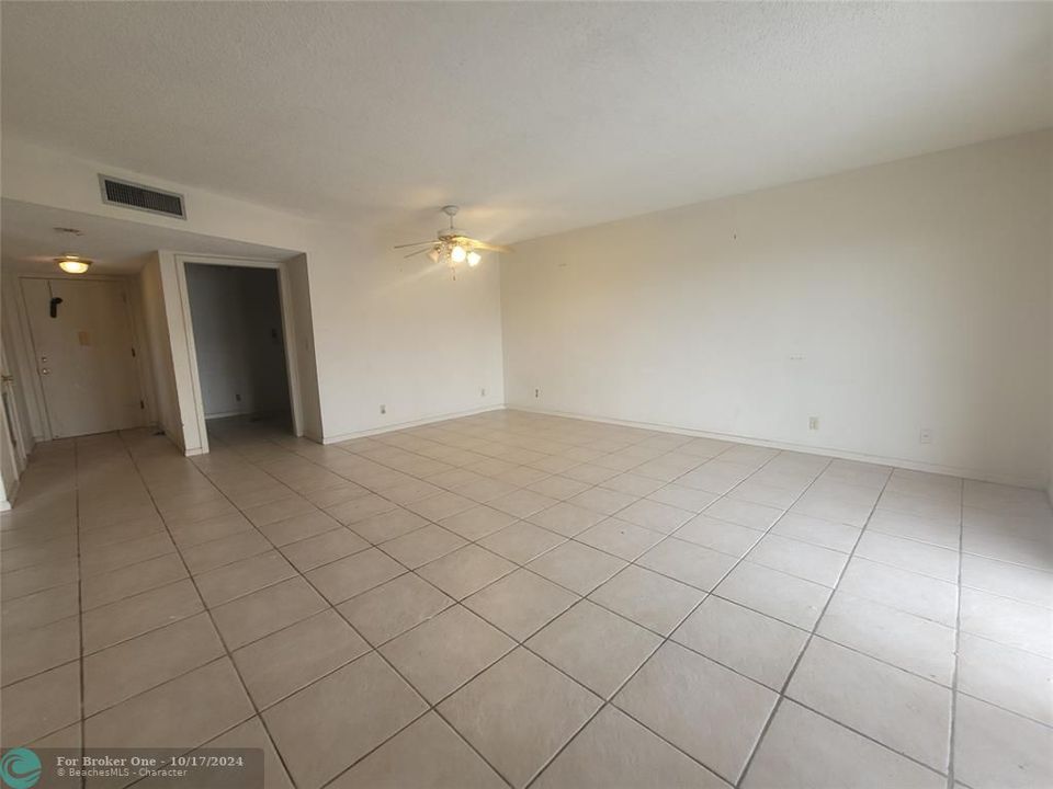 For Sale: $69,900 (1 beds, 1 baths, 959 Square Feet)