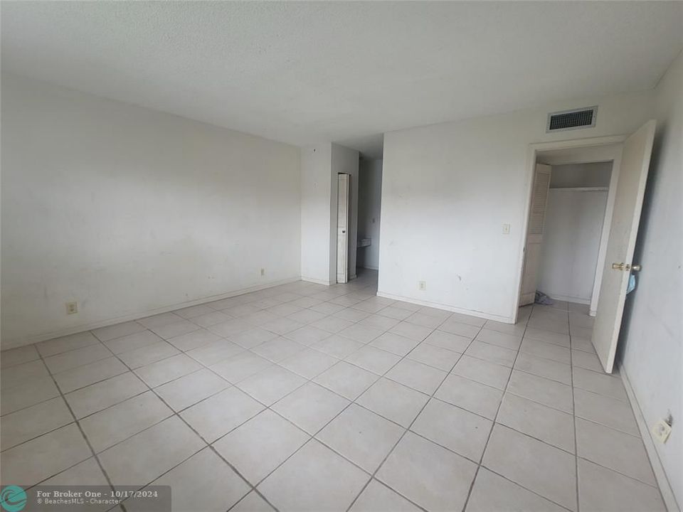 For Sale: $69,900 (1 beds, 1 baths, 959 Square Feet)