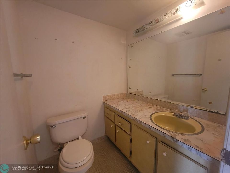 For Sale: $69,900 (1 beds, 1 baths, 959 Square Feet)