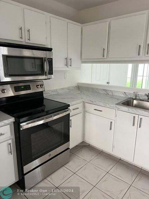 Active With Contract: $2,500 (2 beds, 2 baths, 957 Square Feet)