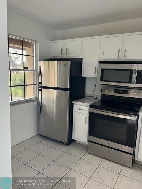 Active With Contract: $2,500 (2 beds, 2 baths, 957 Square Feet)