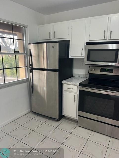 Active With Contract: $2,500 (2 beds, 2 baths, 957 Square Feet)