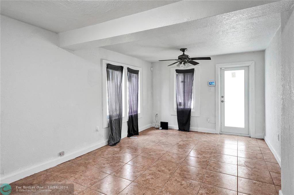 For Sale: $399,000 (4 beds, 1 baths, 880 Square Feet)