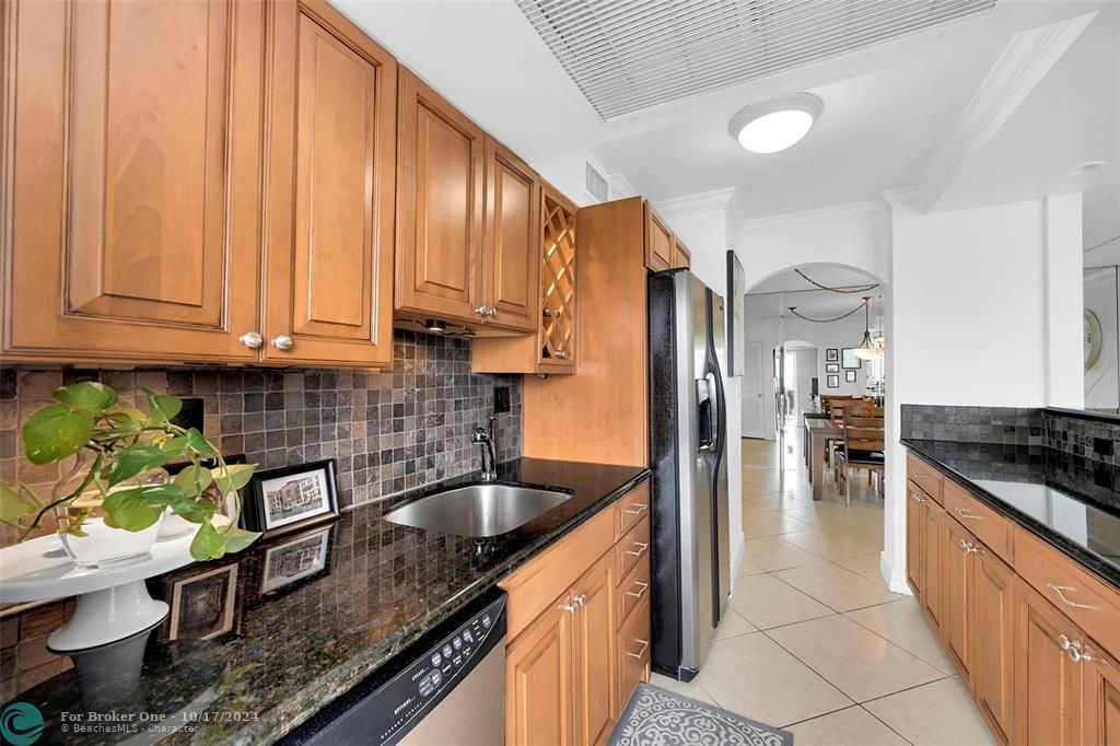 For Sale: $359,000 (1 beds, 1 baths, 900 Square Feet)